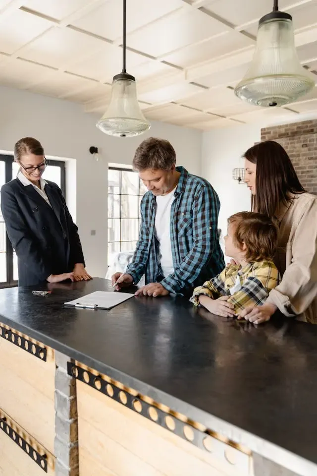 Familia recibiendo asesoramiento financiero sobre hipotecas