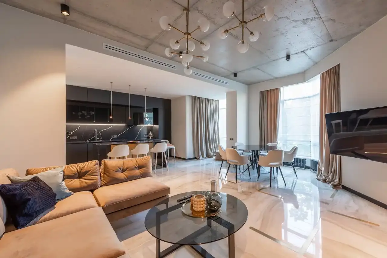 Salón moderno y luminoso con cocina abierta, estilo contemporáneo, usado por Riman House Financial